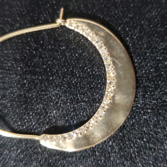 Beautiful Hammered Loft Gold Tone Earrings with rhinestones. - Picture 2 of 4